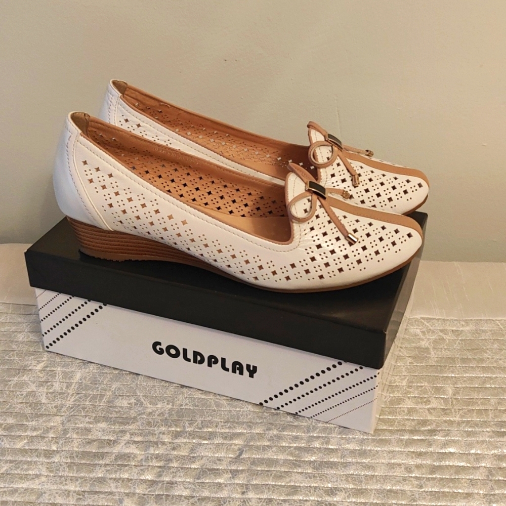 Goldplay women's wedge flats, size 9.5